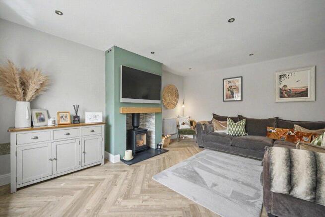 5 bed Detached for sale Image 9