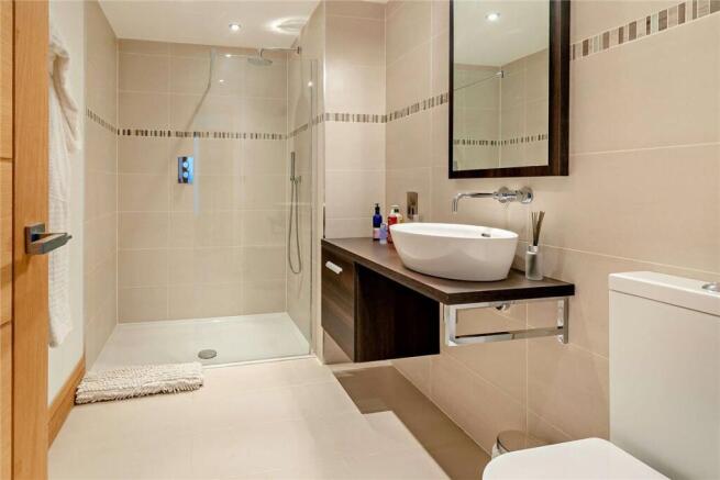 5 bed Detached for sale Image 10