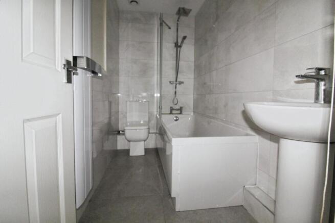 BATHROOM  / WC: