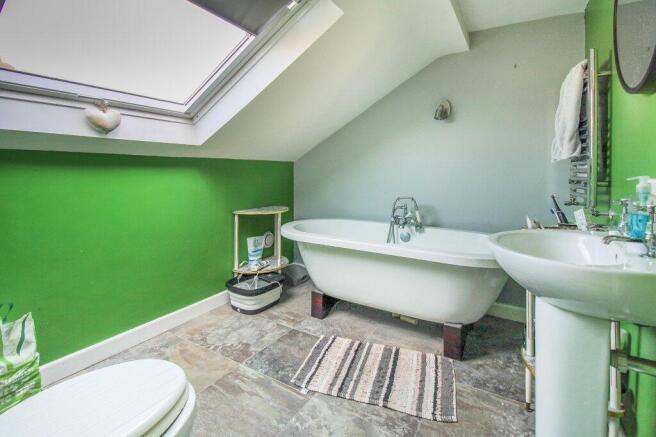 4 bed Bungalow for sale Image 10