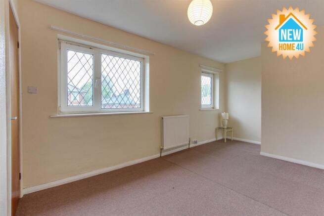 MAIN BEDROOM: