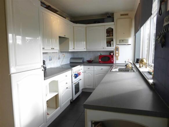 Dining/Kitchen: