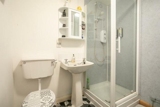 Bathroom B.jpg