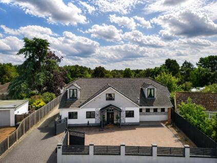 Oaks Drive, St. Leonards, Ringwood, BH24