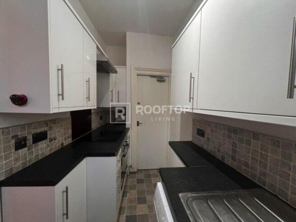 3 bed House Share to rent Image 4