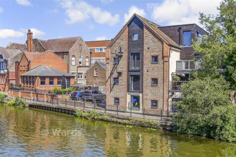 Lyons Crescent, Tonbridge, Kent