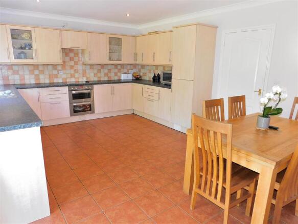 KITCHEN 2.JPG