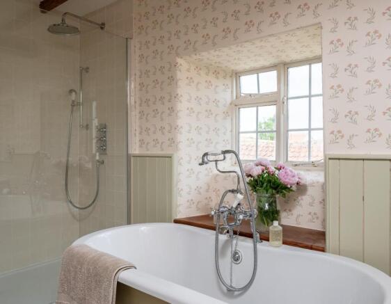 4 bed House for sale Image 12