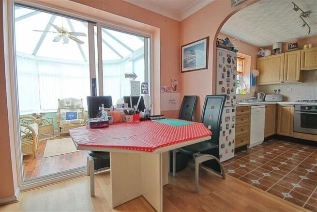 KITCHEN/DINING ROOM