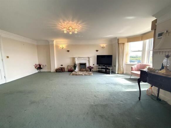 Lounge 3.JPG