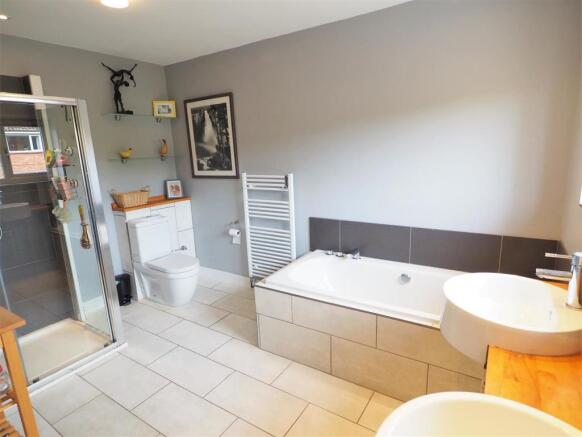 Spacious Modern Bathroom 912