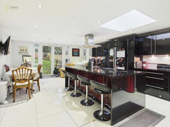 cam05459g0pr0107still058