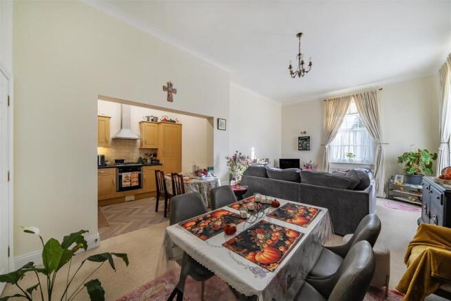 Sitting/dining room