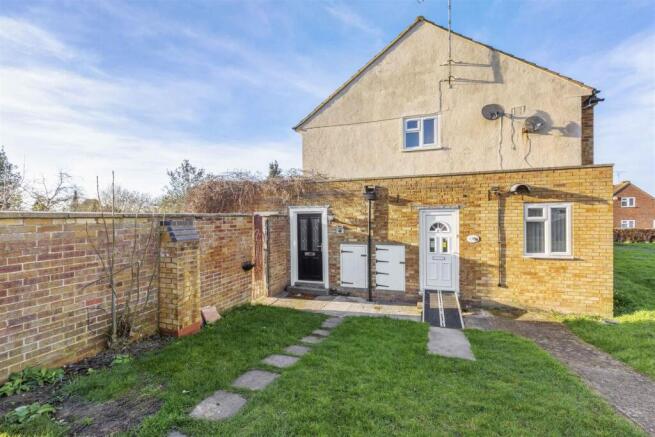 8 Rutherford Rd, HP21 8AP (LOW RES)-13.jpg