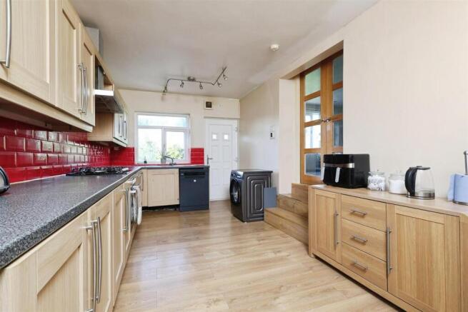 5 bed House for sale Image 7