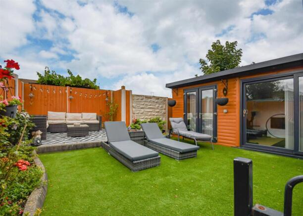 8 Crabtree Close-24.jpg