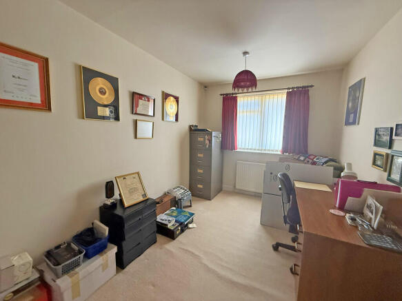 4 bed Detached Bungalow for sale Image 11