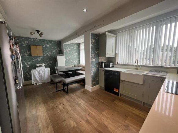 4 bed Semi-Detached for sale Image 6