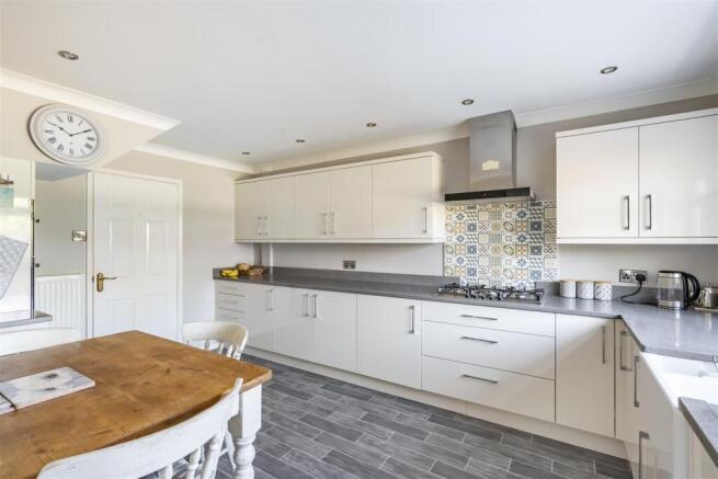 4 bed Detached for sale Image 7