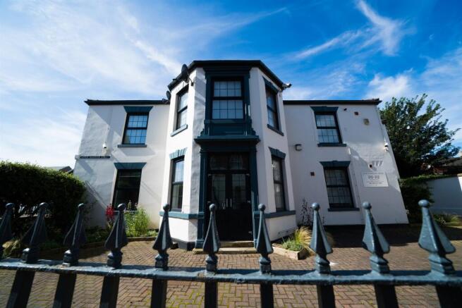 4 bed Apartment to rent Image 4