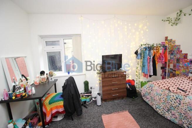4 bed Terraced to rent Image 8