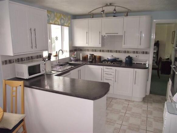 KITCHEN / BREAKFAST 
