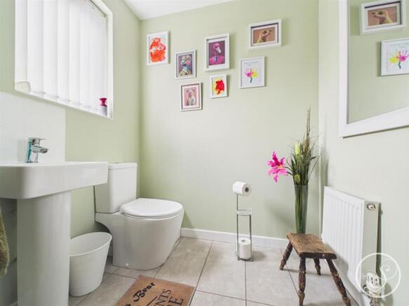 4 bed Semi-Detached for sale Image 8