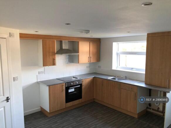 4 bed Terraced to rent Image 2
