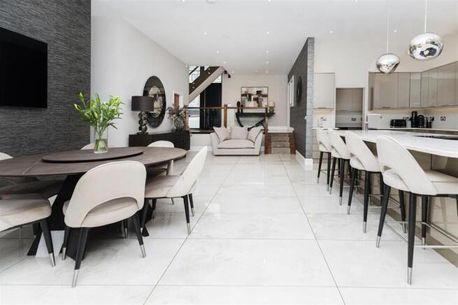 5 bed Detached for sale Image 8