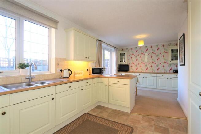 SPACIOUS KITCHEN / DINER