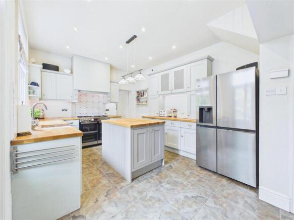 5 bed Semi-Detached for sale Image 6
