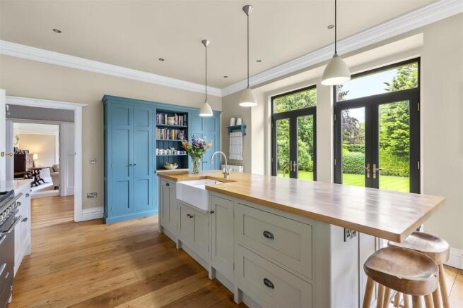 7 bed Detached for sale Image 6