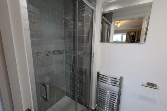 EN-SUITE SHOWER ROOM