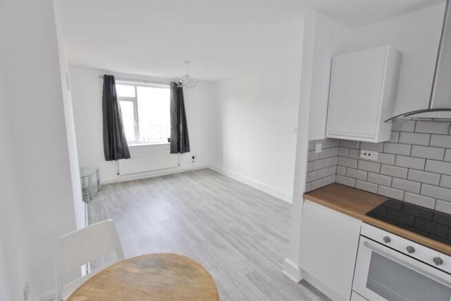 2 bed Flat to rent Image 3