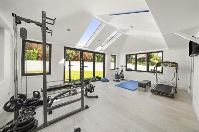 Westmoreland Ruxley Crescent Claygate KT10-12.jpg