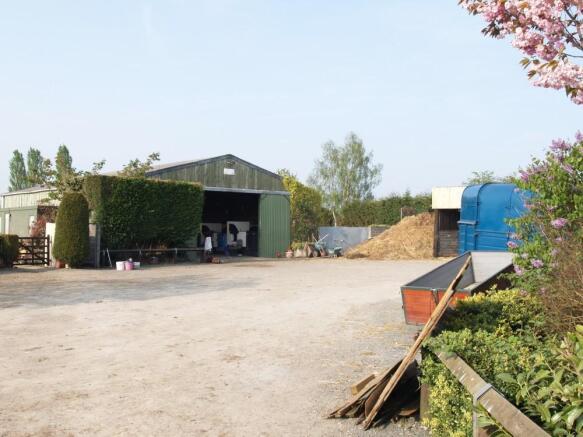 Outbuilding & Yard