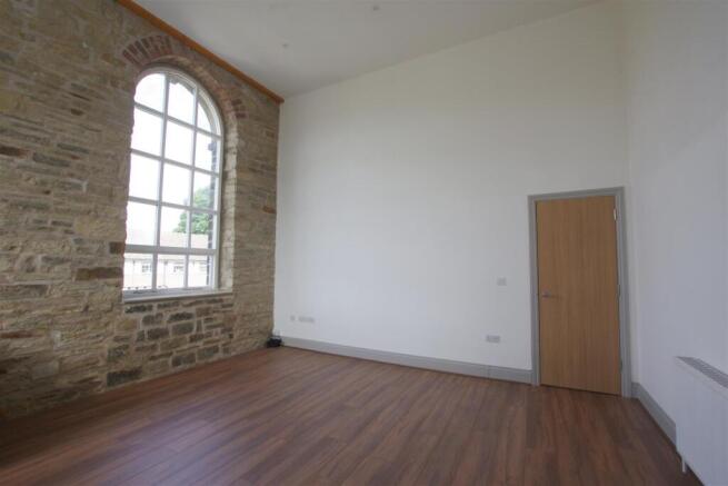 2 bed Apartment to rent Image 4