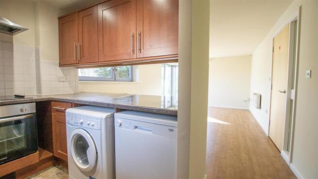 2 bed Apartment to rent Image 4