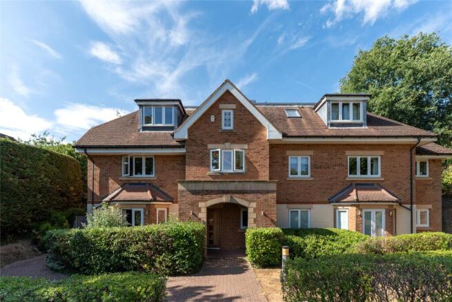 2-bed flat on Park Lane East, Reigate, RH2, £350,000