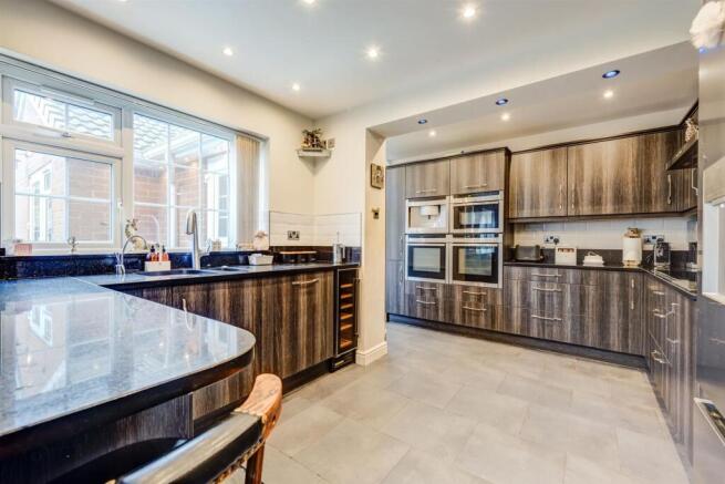 5 bed Semi-Detached for sale Image 9