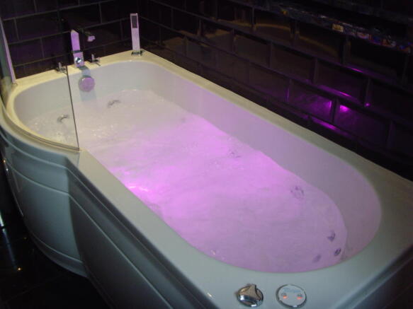 Bath tub