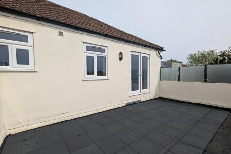 Fairfield Avenue, Fareham. Guide Price £165,000 - £170,000.