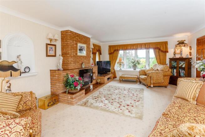 8387098-interior10.jpg