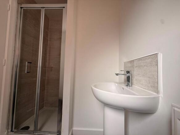 4 bed House to rent Image 9