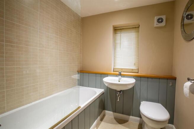 STYLISH FAMILY BATHROOM