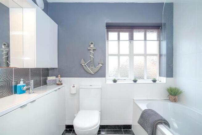 Master Bedroom En-Suite 1.jpg