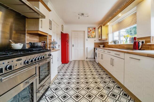 4 bed Detached for sale Image 4