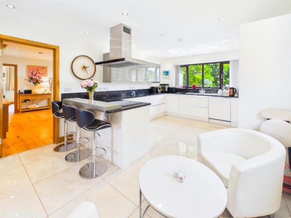 KITCHEN/BREAKFAST ROOM