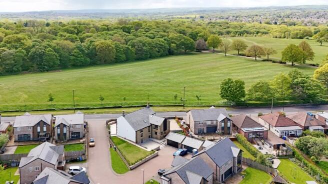 5 bed Detached for sale Image 4