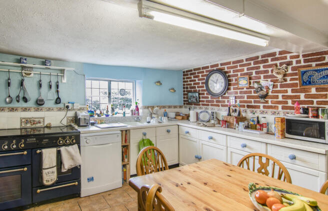 7 Kitchen T202107051237.jpg